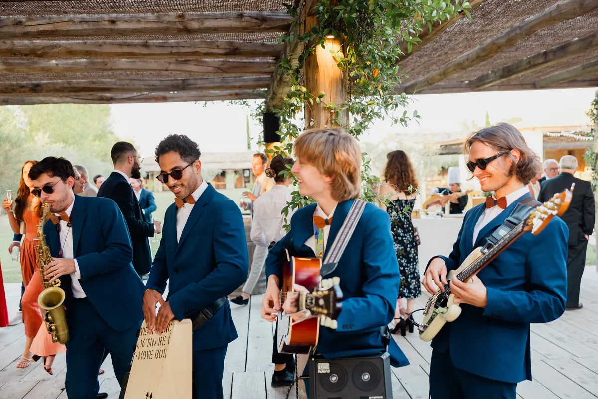 The band with guitars and saxophone under a pergola