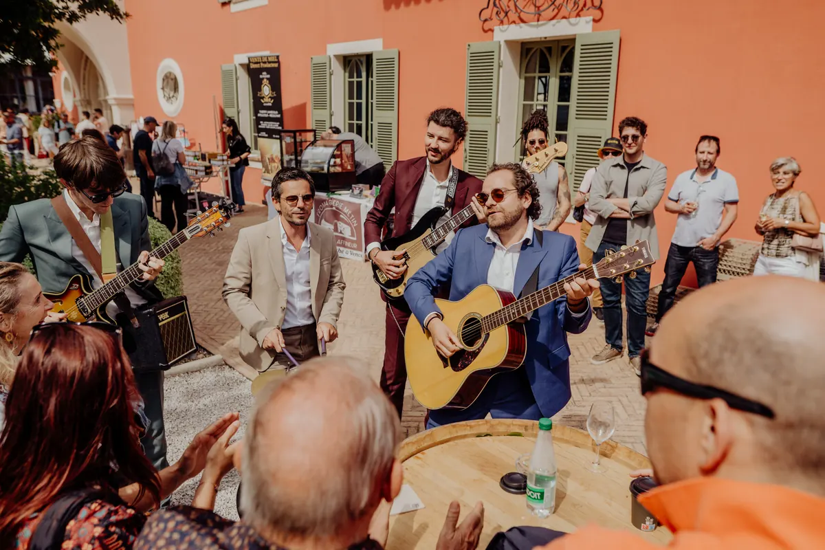 Playing to the dinner tables in a Riviera garden