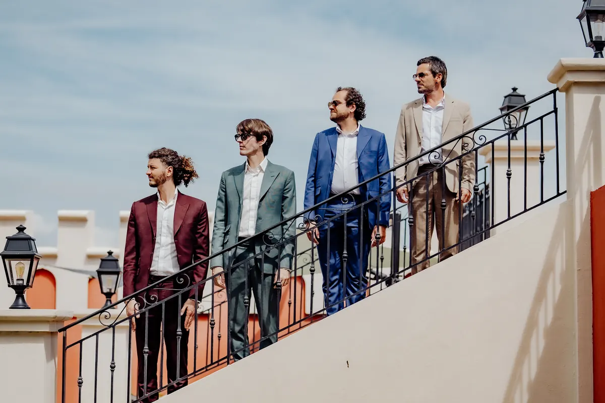 The Rendez-Vous on the steps of a villa