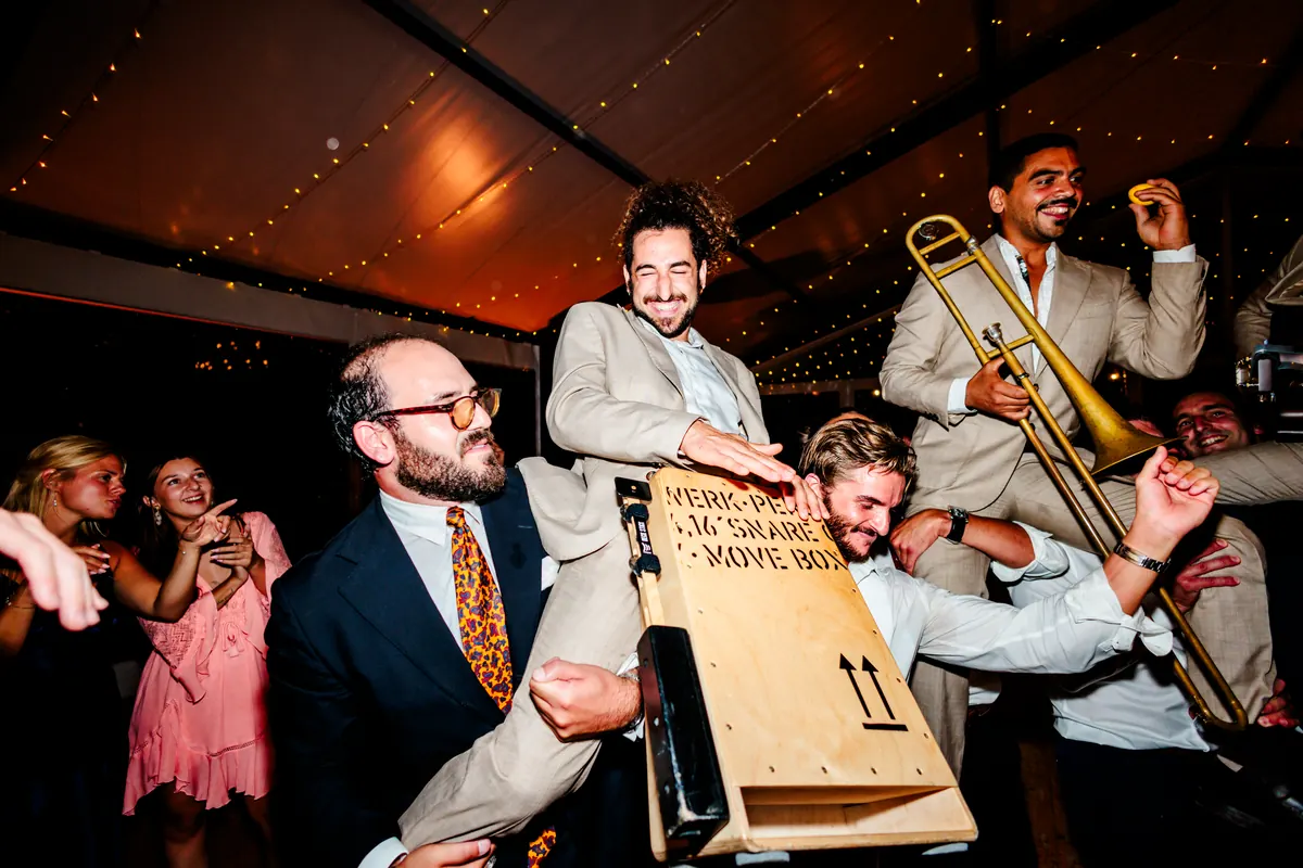 The band carried by the crowd, cajon in the air