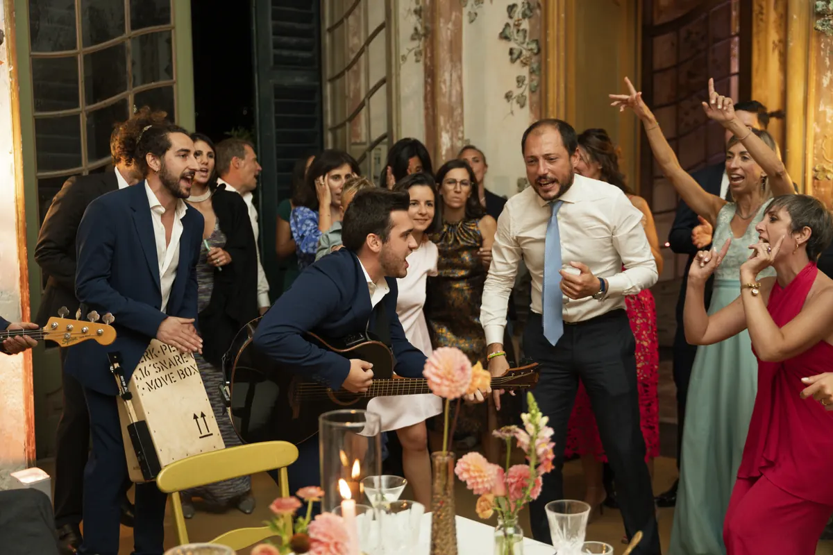 Table-to-table serenades at a wedding dinner