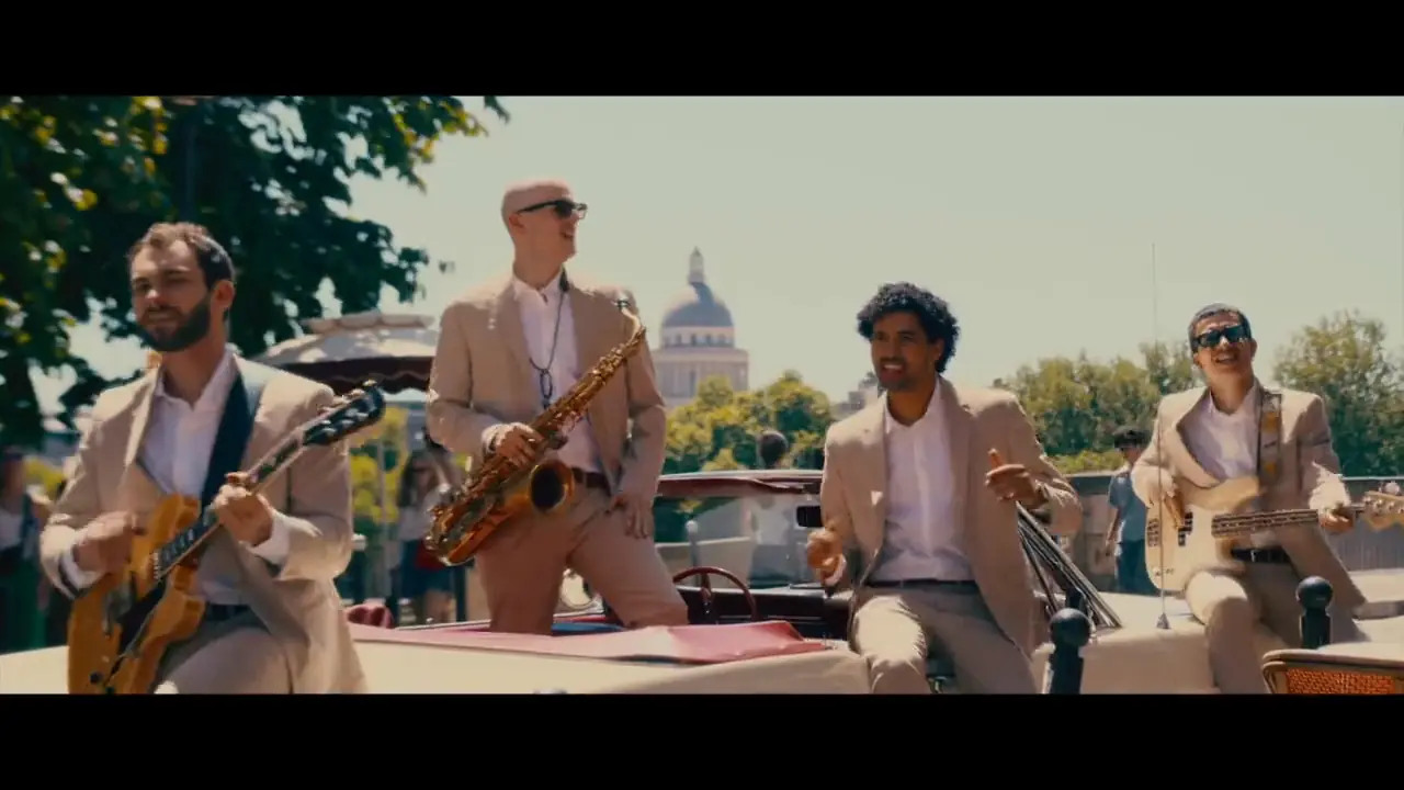 Café Crème in beige suits with guitar, bass and saxophone under a wide sky